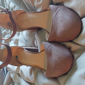 Chunky heels. Mary Jane